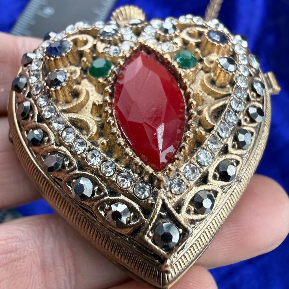 Vintage Sarah Coventry Pocket Watch Pendant Heart Gold Tone Rhinestone‎ 32